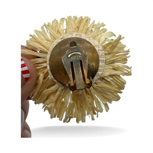 Vintage Japan Shell and Coral Clip-On Earrings - Picture 4 of 6